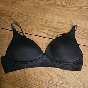 Black Minimalist Triangle Cup Bra – Women’s Medium Intimates – Soft & Simple